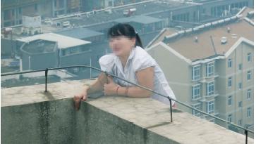 女子为向男友索要“分手费” 翻护栏欲跳楼(图)