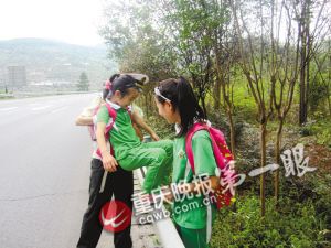 执法人员帮学生翻过高速公路护栏