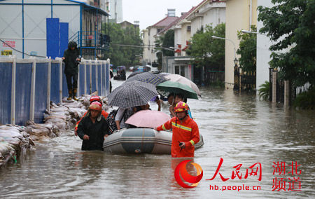 湖北孝感突降暴雨多处受灾 132人紧急疏散