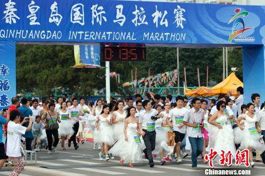 中新社发 盛佳鹏 摄 8月31日,2014首届秦皇岛国际马拉松赛在在秦皇岛鸣枪,来自中国、肯尼亚、坦桑尼亚、埃塞俄比亚等12个国家及地区的17030名运动员选手参与此项赛事。本届比赛项目分全程马拉松、半程马拉松、迷你马拉松(5公里)。