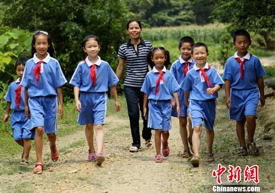 广西山区“微小学”开学仅一名老师8名学生