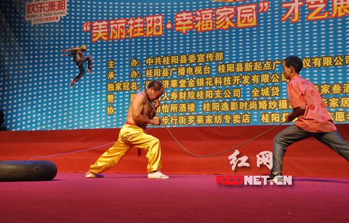湖南桂阳:气功大师脚踩气球鼻孔吹气顶起四名