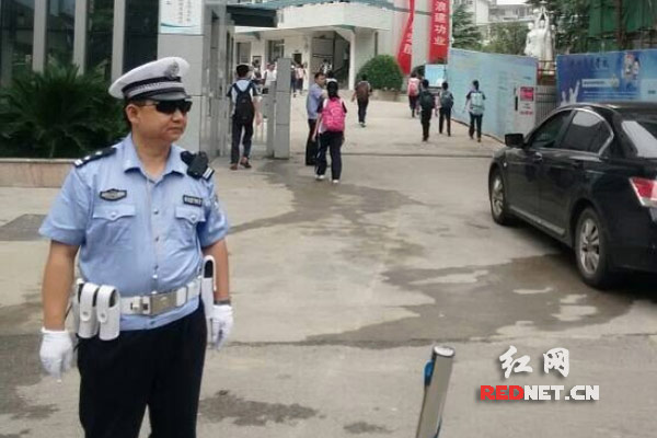 株洲荷塘交警在车流量较大、接送学生车流较多且容易造成拥堵的主干道学校门前启动“护学岗”，并对4个学校持枪护学。