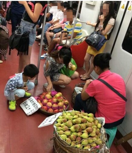 图说：11号线车厢被指成“水果市场” 。微博图