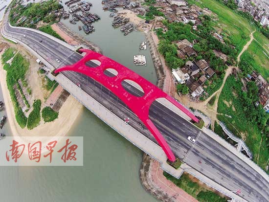 图为航拍发现的桥顶涂鸦。 何冀摄