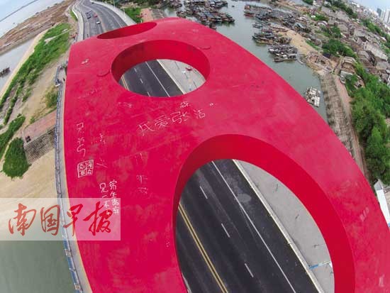 如果不是航拍，拱顶的涂鸦还不会被发现。 何冀摄