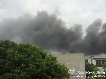 图说：龙东大道上一物流仓库起火。微博图（请私信“新民晚报新民网”以奉稿酬）