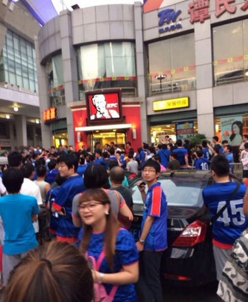 申花上港球迷赛前激烈火拼 场面似古惑仔街巷斗殴