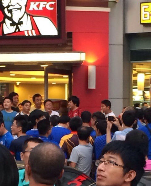 申花上港球迷赛前激烈火拼 场面似古惑仔街巷斗殴