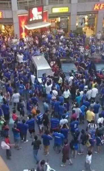 申花上港球迷赛前激烈火拼 场面似古惑仔街巷斗殴