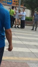 男子为反对离婚脱裤横躺马路上 称很爱老婆(图)