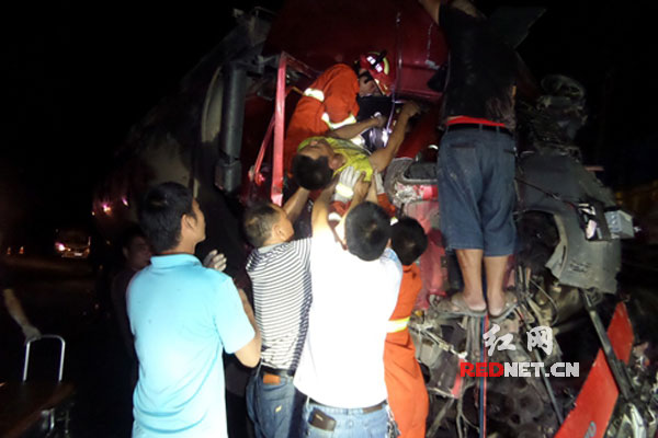 被困在槽罐车的司机在三小时后,成功救出。