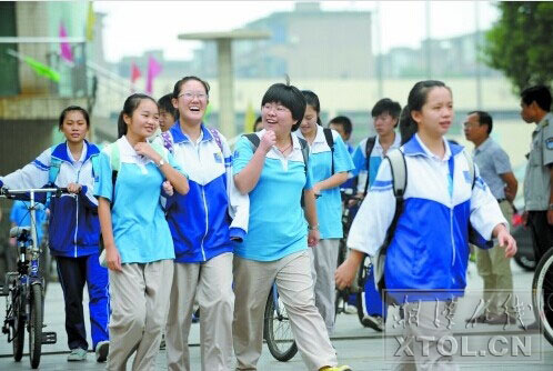 ９月１日是湘潭市中小学开学的第一天。岳塘区峨嵋路附近，同学们结束一天的学习后走出校门。（记者 欧阳天 摄）