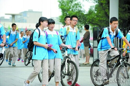 ９月１日是湘潭市中小学开学的第一天。岳塘区峨嵋路附近，同学们结束一天的学习后走出校门。（记者 欧阳天 摄）