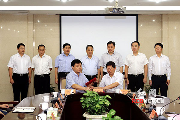 建行湖南省分行副行长梁德顺和岳麓区人民政府区长周志凯代表合作双方签约