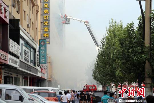消防人员正在灭火苍雁摄