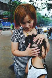 受伤女孩的母亲给记者看伤口