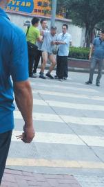 男子拒绝离婚，情绪激动。