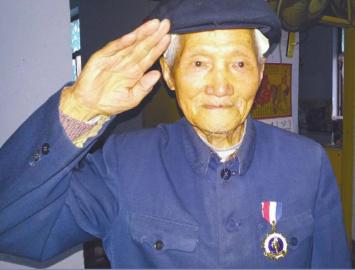 成都抗战老兵李耐寒在抗战胜利69周年前一天离去。　　（图片由四川抗日老兵救助会提供）