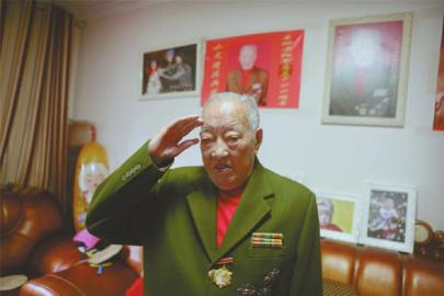 103岁老兵王琳说：“我们要铭记历史，永远都不能忘记。”