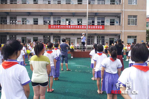 9月3日，湖南省株洲市天元交警大队民警来到辖区天台小学，利用开学典礼给在校千余名师生上了交通安全第一课。