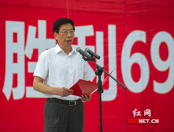湖南省委書記、省人大常委會主任徐守盛在大會上講話。