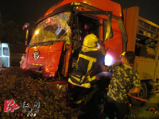 凌晨油罐车重型车相撞 岳塘消防紧急救援