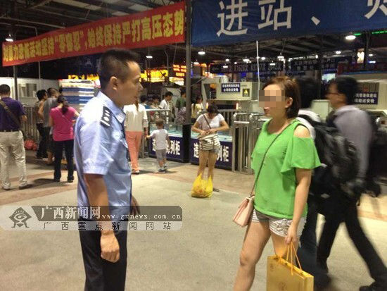 9月2日晚，章某在南湖派出所民警的护送下登上了开往重庆的火车。