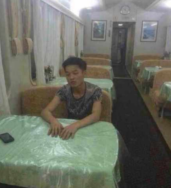 持硬座票男子闯卧铺车厢被阻 拿刀捅伤女列车员