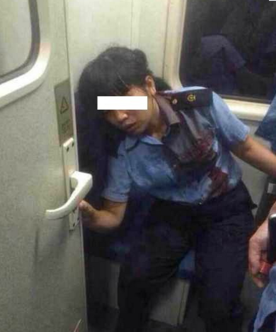 持硬座票男子闯卧铺车厢被阻 拿刀捅伤女列车员