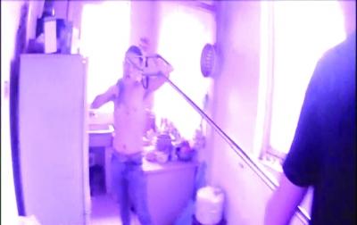 男子吸毒产生幻觉劫持妻儿 特警用钢叉将其制服
