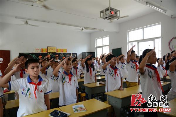 学生们向着五星红旗庄严宣誓