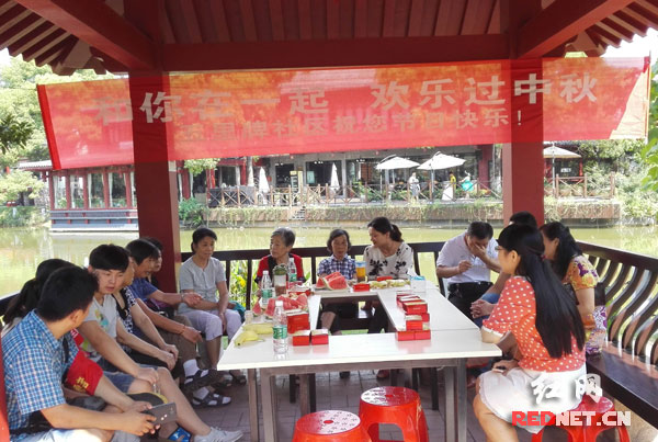 在长沙晓园公园里，社区工作人员与将老人们团坐凉亭下，边品尝着新鲜美味的水果，交谈着喜欢的话题。