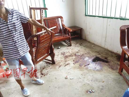 恭城闽宏页岩多孔砖厂的会议室内到处都是血迹。