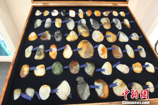 李茂林4年时间收集了各种颜色、各种形状的和田籽料玉，然后聘请玉雕师雕刻成56个民族大团结玉雕。　陶拴科　摄