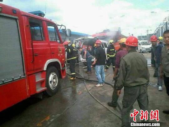 赵某某逃跑途中发生交通事故，警方与消防官兵正在现场