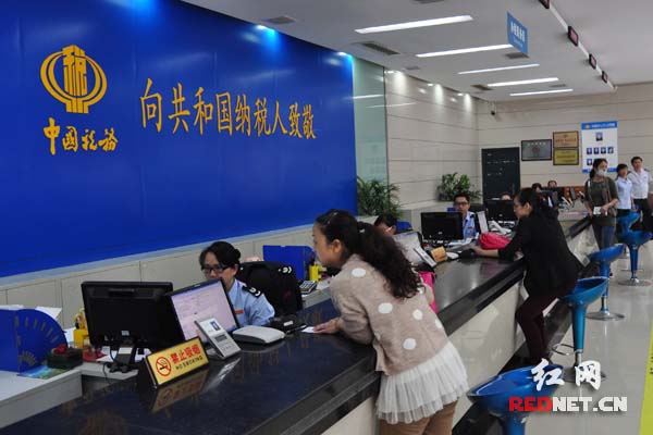 在临澧县地税局在办税大厅，纳税人可以对工作人员进行现场评测。