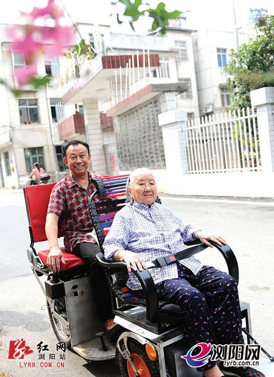 廖能明开着新车载着母亲出去呼吸新鲜空气。分站记者 彭红霞