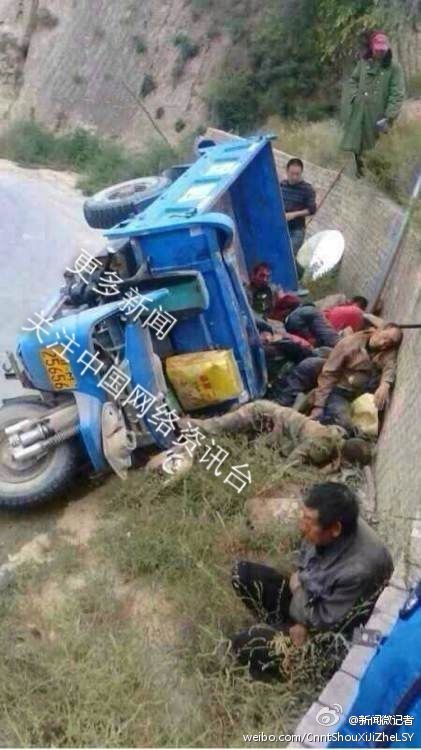 甘肃环县一农用三轮车载客侧翻已致8人死亡（组图）