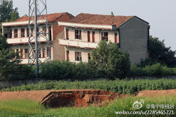 武汉金水河畔发生大规模地陷