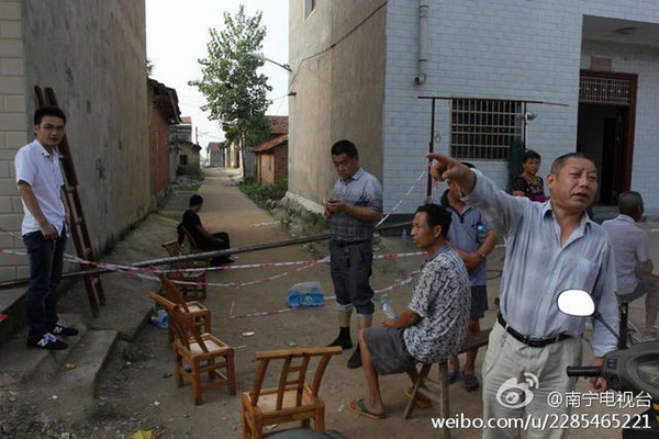通往地陷区的公路禁止无关人员进入