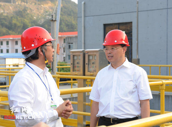 湖南省副省长张剑飞（左）在黑麋峰详细了解污泥处理项目运营情况。