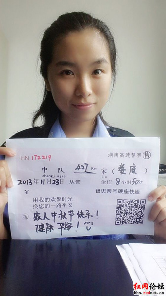巾帼不让须眉，女警员也一样为责任坚守岗位。