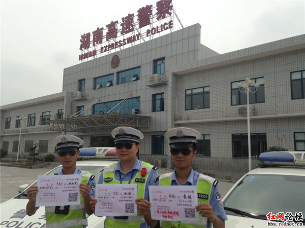 全中队还有更多像他们一样的民警为了假日安全坚守岗位。