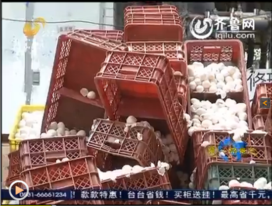 图为事故现场，三轮车侧翻，5吨鸡蛋碎一地。（视频截图）