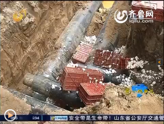 图为事故现场，三轮车侧翻，车上鸡蛋散落一地。（视频截图）