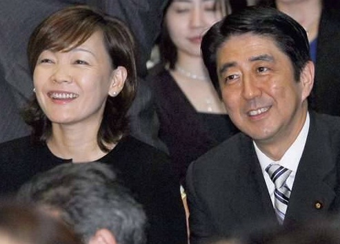 安倍夫人与丈夫唱反调称调高消费税或无济于事