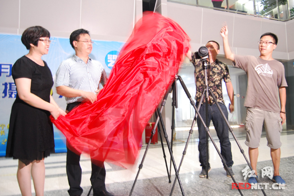 （宁乡经开区工委委员、管委会常务副主任陈海波与长沙晚报报业集团、《星辰影像》相关负责人共同完成开机仪式。易添麒摄）