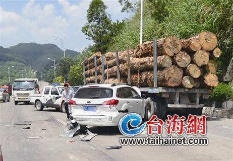 满载木头大货车下坡刹车失灵 连撞10车(图)