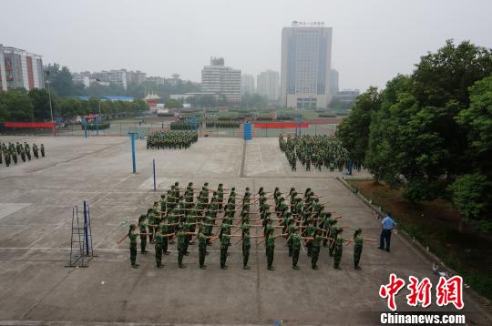 湖北一高校新生军训裤裆开裂校方责成供货商更换